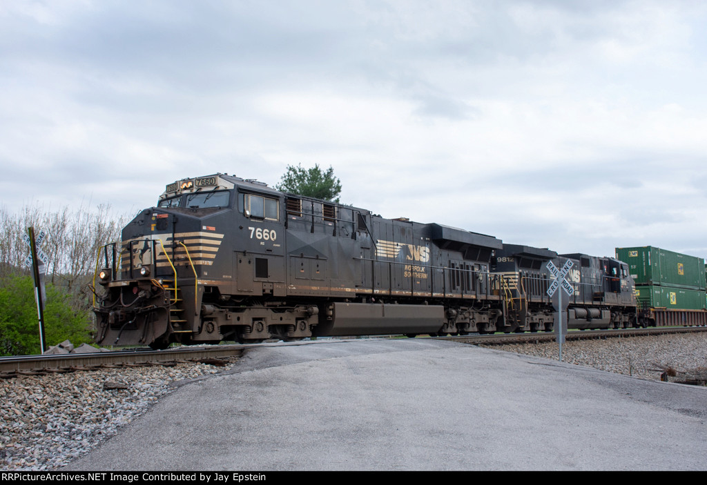 NS 7660 leads an eastbound intermodal downgrade 